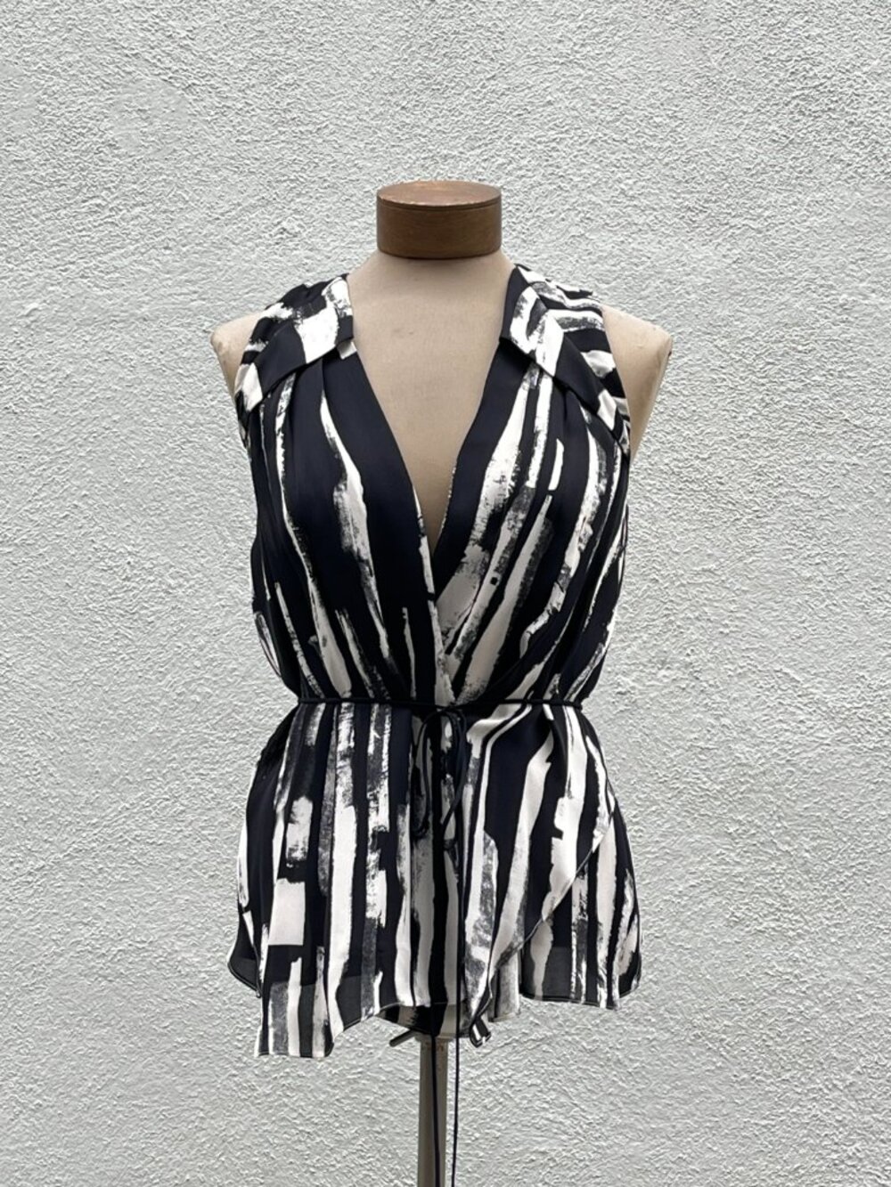 Max Azria Black & White Abstract Print Silk Wrap Blouse Size XXS